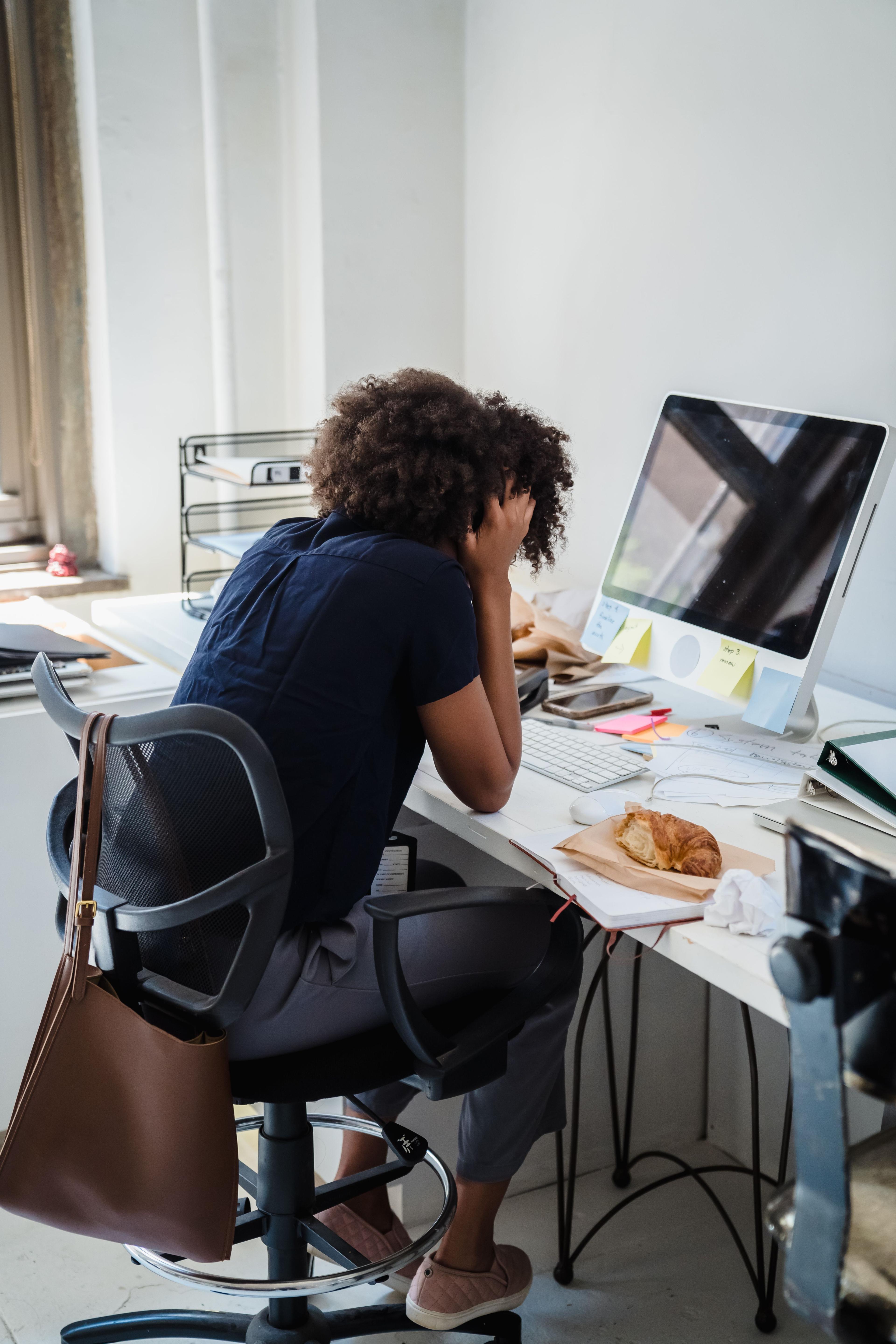 O Stanford disse o que ninguém quer ouvir: os jovens estão a perder empregos para a IA. Os seniores, não.